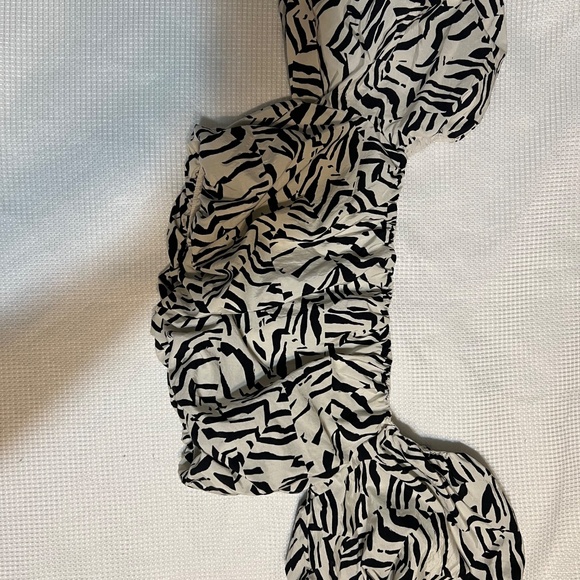 Black and White crop top - Picture 2 of 2